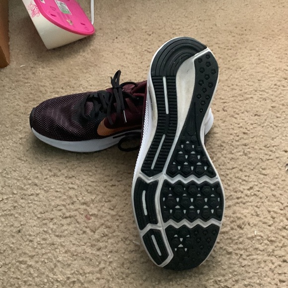 nike womens running shoes. worn outside a few times. a little dirt on them - Picture 3 of 3